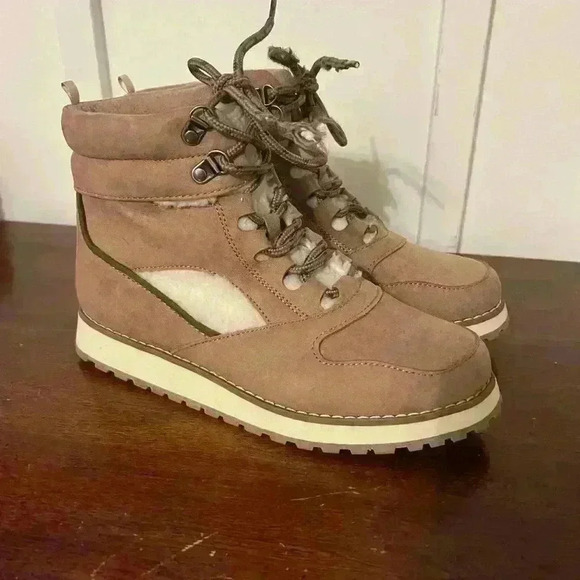 Never been work Old Navy faux fur hiking boots size 9 - Picture 3 of 12